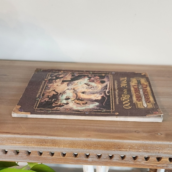 Dungeons & Dragons Tome and Blood Guidebook Pre-owned Very Good - Picture 9 of 13